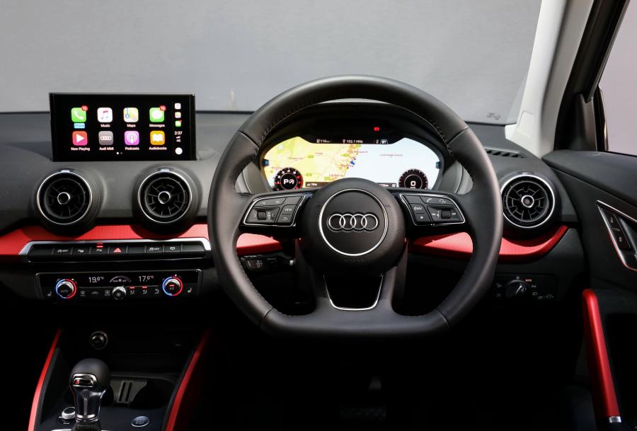 Торпедо Audi Q2 2.0 TFSI Quattro Sport 2017 года  (AU) (фото 20 из 40)